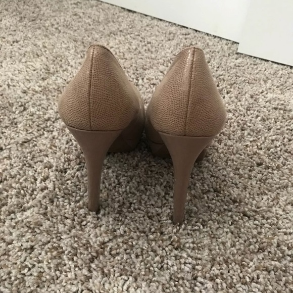 JESSICA SIMPSON TAN HEELS - Picture 2 of 4